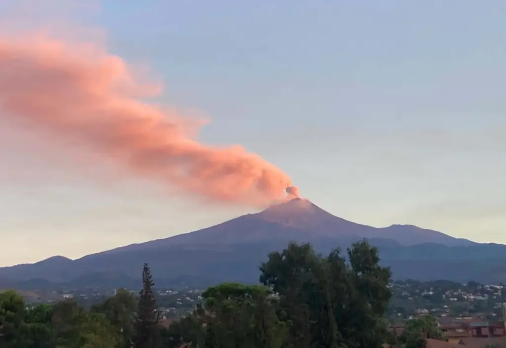 Etna, nuova allerta rossa per la cenere: aeroporto chiuso fino alle 16,00