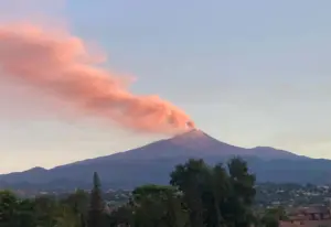 Etna, nuova allerta rossa per la cenere: aeroporto chiuso fino alle 16,00