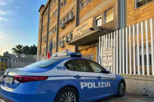 Dà fuoco alla casa di famiglia e danneggia l’auto della suocera: arrestato a Gela