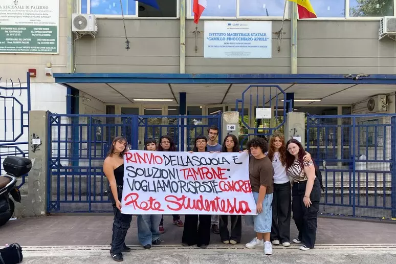 Scuole a Palermo, protesta degli studenti: “Mancano climatizzatori e sicurezza”