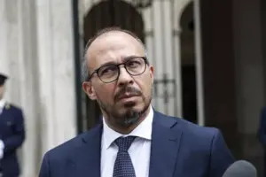 Faraone attacca La Vardera: “Si deve dare una calmata, così fa il lavoro della destra”
