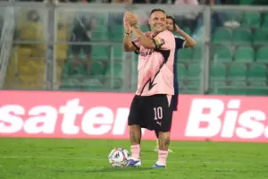 Palermo, notte amarcord al Barbera: 15 mila spettatori per l’ultimo abbraccio a Fabrizio Miccoli