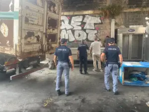 Catania, operazione antidegrado alla Pescheria: rimossi 10 frigoriferi e installazioni abusive