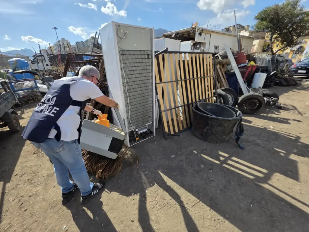 Rifiuti pericolosi abbandonati a Palermo, sequestrata un’area di 2 mila mq