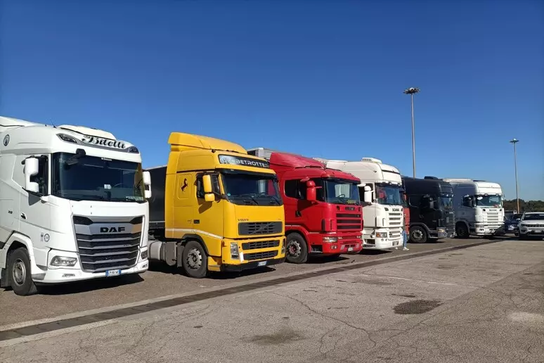 Caro-gasolio, i trasportatori siciliani minacciano il blocco nei porti