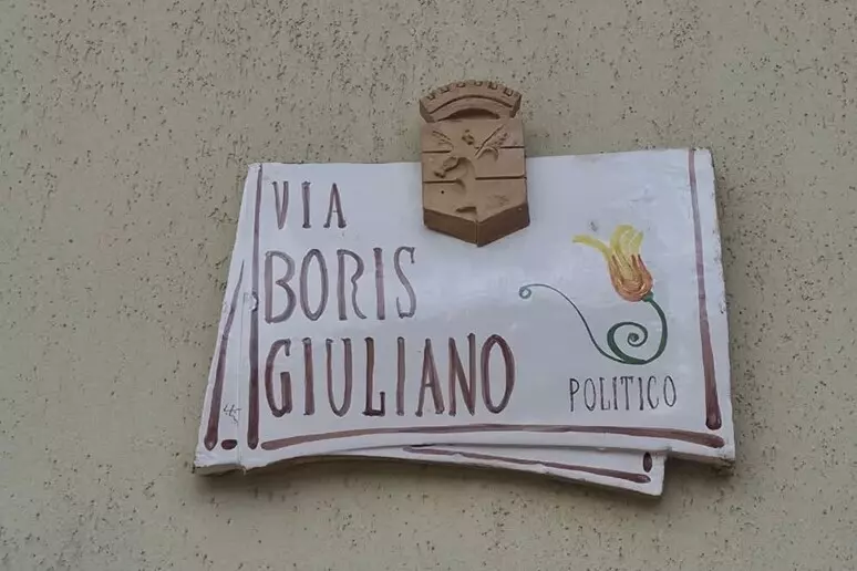 Castellana Sicula, la gaffe sulla targa di Boris Giuliano compare “politico”