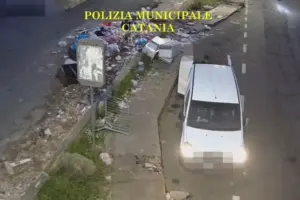 Catania, telecamere contro chi abbandona i rifiuti: oltre 300 illeciti in tre mesi