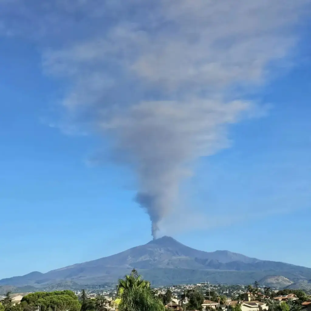 Etna, attività esplosiva in attenuazione: allerta per il volo scende da rosso ad arancione