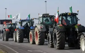 Carburanti, protestano agricoltori e pescatori: trattori sulla statale e pescherecci fermi
