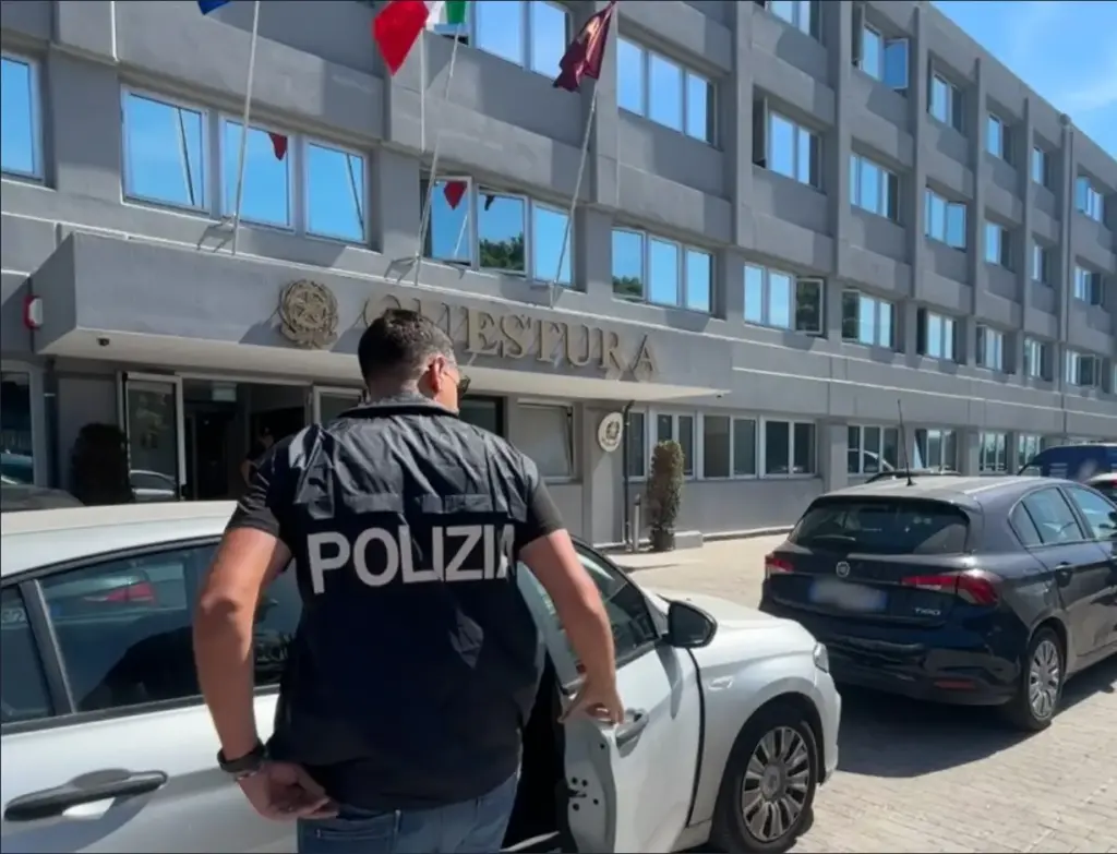Catania, droga a domicilio: arrestato con cocaina, crack, marijuana e hashish
