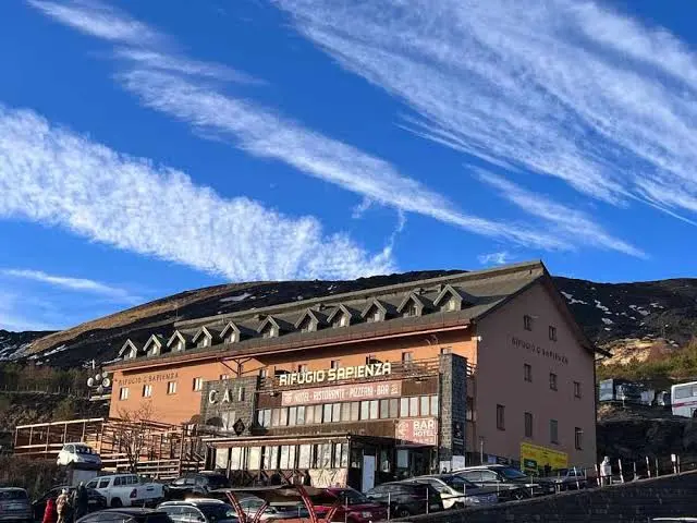 Malori al Rifugio Sapienza, sospetta intossicazione da monossido: evacuati oltre 30 ospiti