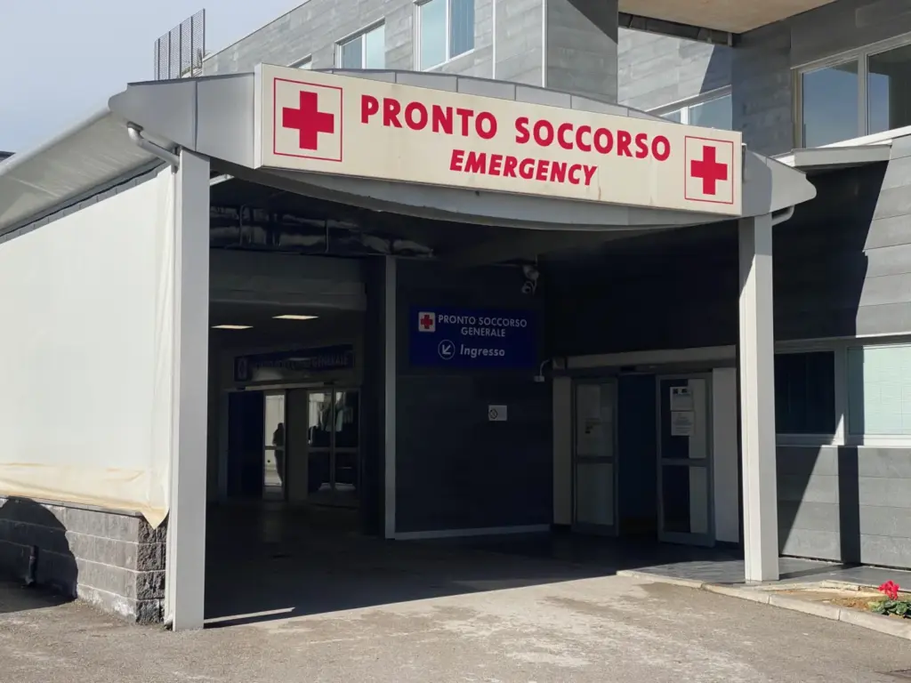 Aggressione al triage del San Marco: feriti tre operatori e il familiare di un paziente