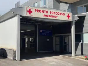 Aggressione al triage del San Marco: feriti tre operatori e il familiare di un paziente