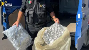Droga, maxi sequestro della Finanza a Catania: 210 chili di stupefacenti, tre arresti