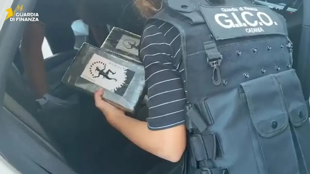 Trasporta 22 chili di cocaina in un’auto con un vano segreto: arrestato un 36enne