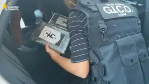 Trasporta 22 chili di cocaina in un’auto con un vano segreto: arrestato un 36enne