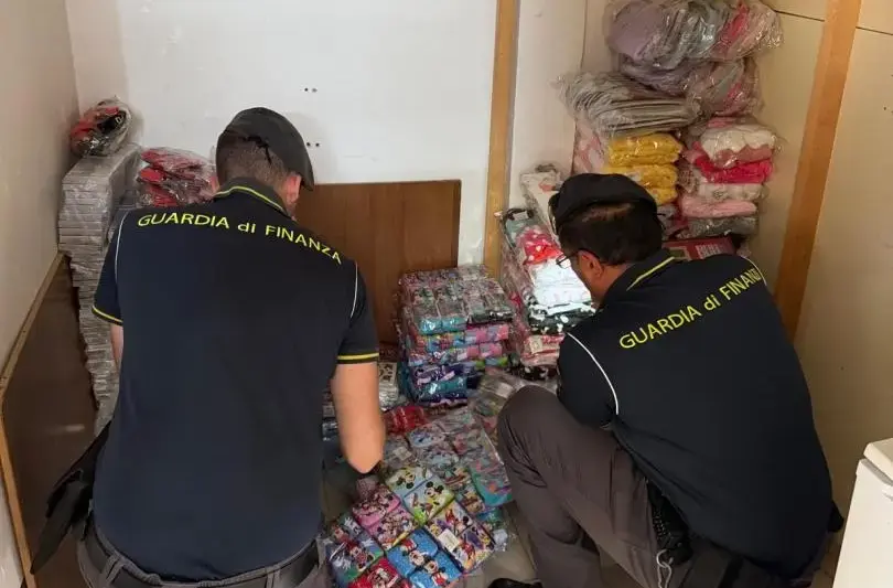Catania, sequestrati oltre 6.700 prodotti contraffatti: nei guai un commerciante di Misterbianco