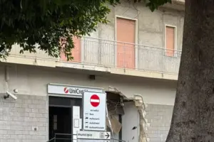 Catenanuova, assalto ai bancomat con una ruspa: rubati gli sportelli di due banche