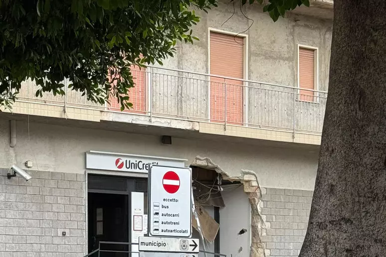 Catenanuova, assalto ai bancomat con una ruspa: rubati gli sportelli di due banche