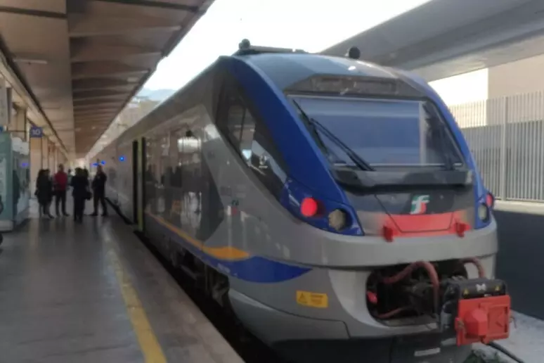 Treni per l’aeroporto di Palermo, stop notturno dal 4 novembre al 28 febbraio: previsti bus sostitutivi