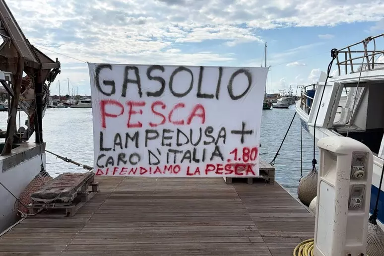 Lampedusa, protesta dei pescatori contro il caro gasolio: la vertenza arriva a Palermo