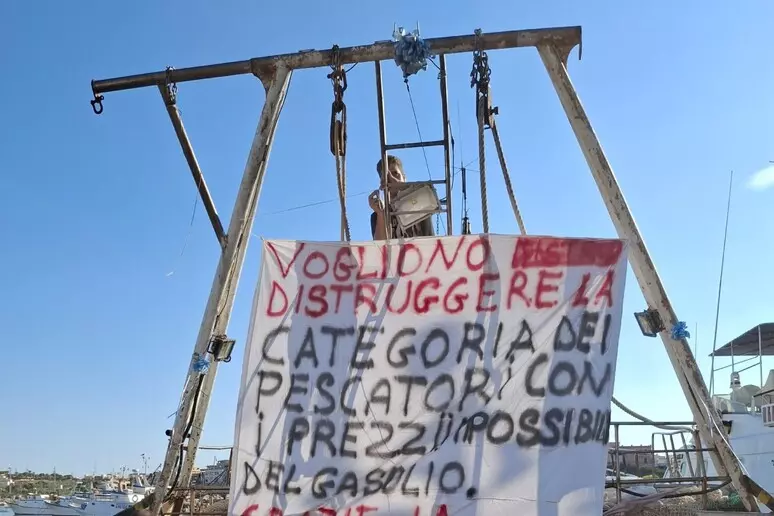 Lampedusa, barche ferme per il caro-carburante: i pescatori chiedono aiuto alla Regione