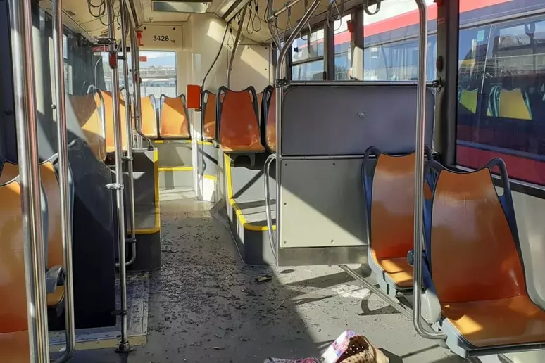 Oggetto lanciato da un cavalcavia contro un bus: ferita una giovane