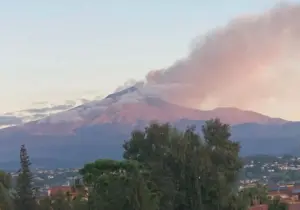 Etna, allerta scende ad arancione: aeroporto di Catania pienamente operativo