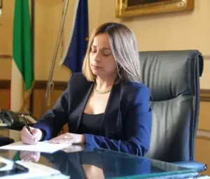 Neomelodico si vantò di aver cantato per i mafiosi, la sindaca vieta la festa