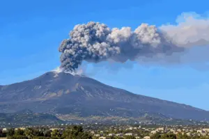 Etna, continua l’emissione di cenere: confermata l’allerta rossa