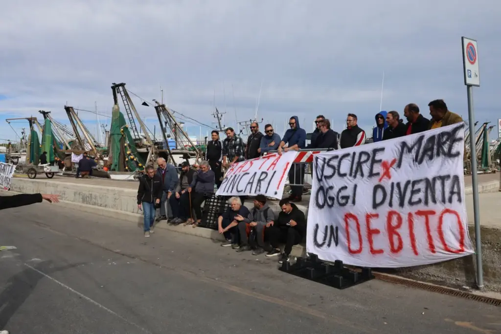 Caro gasolio, pescatori siciliani contro il Governo Meloni: sospeso il blocco dello Stretto, dal 24 ottobre scatta la protesta fiscale