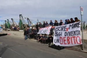 Caro gasolio, pescatori siciliani contro il Governo Meloni: sospeso il blocco dello Stretto, dal 24 ottobre scatta la protesta fiscale