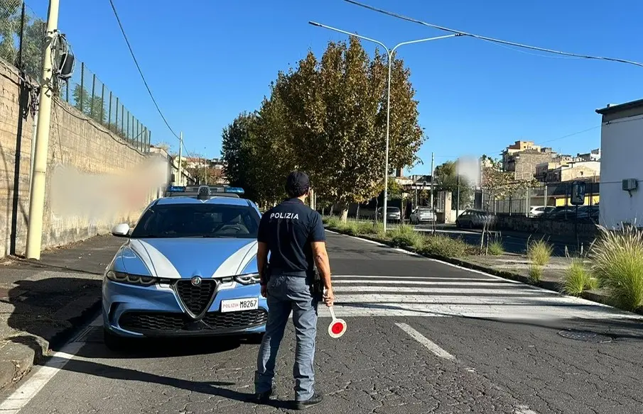 Fuga a tutta velocità con 4 amici: trovato un proiettile in auto, arrestato un 21enne