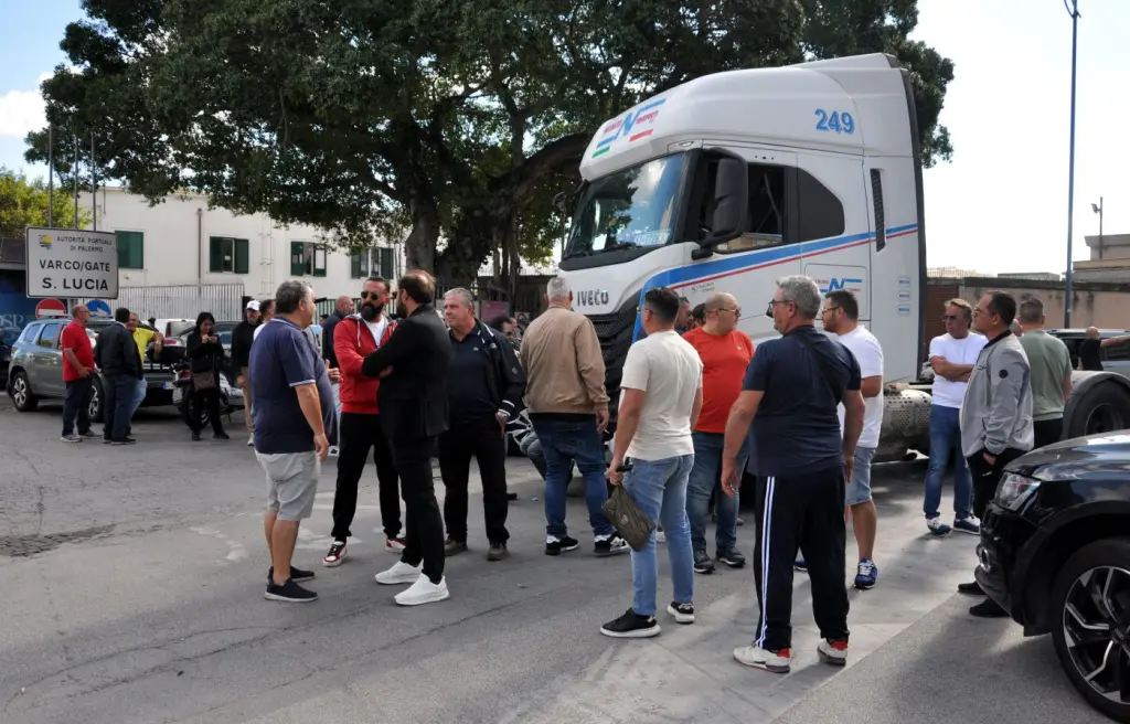 Fermo dei tir in Sicilia, ripartono i carichi di ortofrutta attraverso lo Stretto