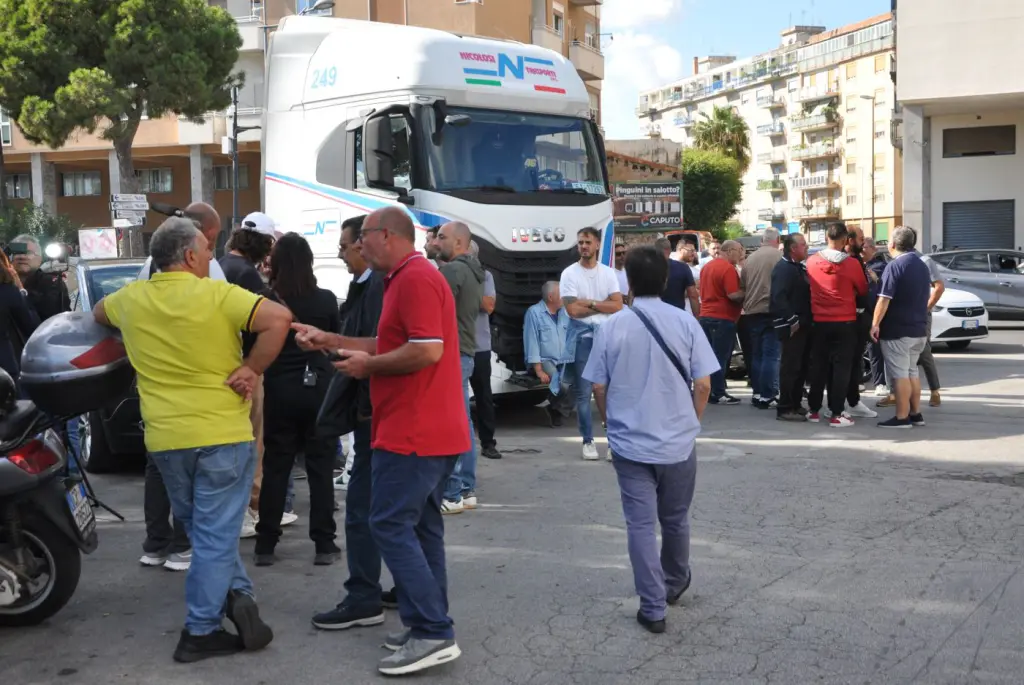 Caro carburante, protesta dei tir in Sicilia: presidi a Palermo, Messina e Catania