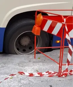 Palermo, autobus AMAT sprofonda nell’asfalto a Pallavicino