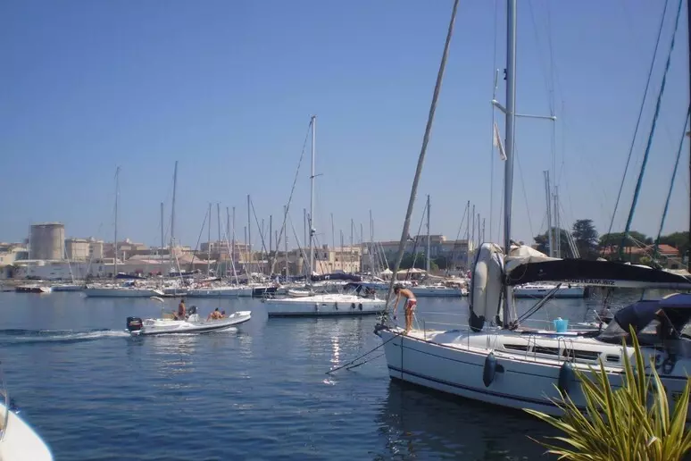 Marsala, donna trovata morta in mare nel porticciolo: sarebbe una turista straniera