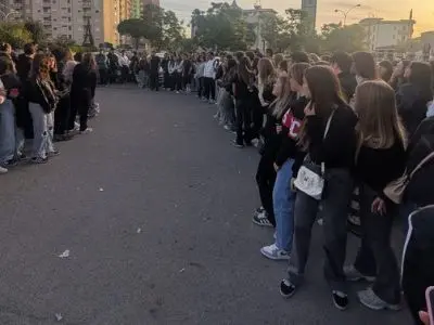 Scuole in protesta a Palermo, oggi gli studenti del Rutelli non entrano: “Aule fatiscenti e soffitti pericolanti”